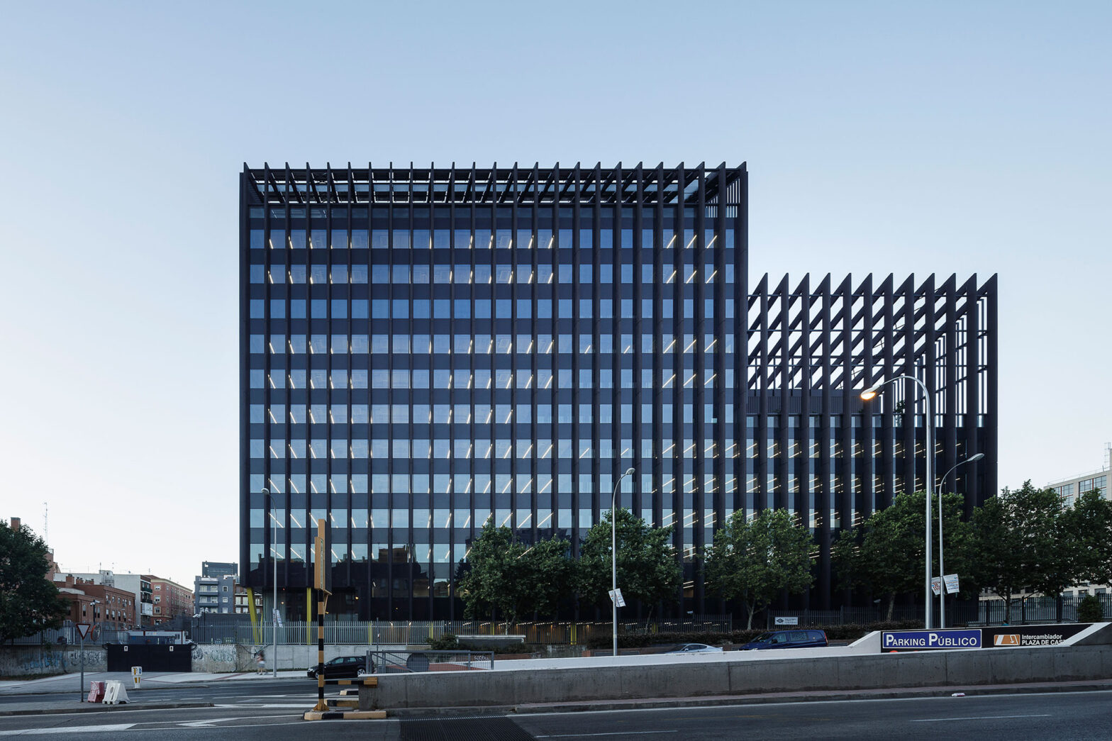 Fachada del Centro Integral del Trasporte de Metro de Madrid CIT