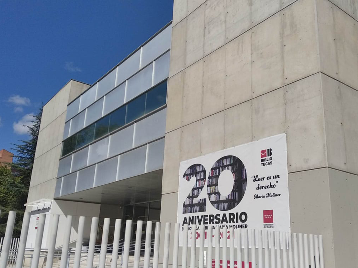Fachada de la Biblioteca Pública María Moliner